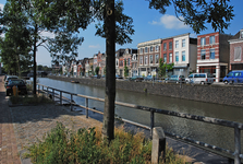 900103 Gezicht op de Vaartsche Rijn en de panden Westerkade 10 (rechts) -hoger te Utrecht.